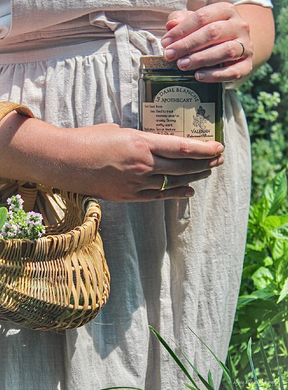 12 oz La Dame Blanche Apothecary: Valerian Candle