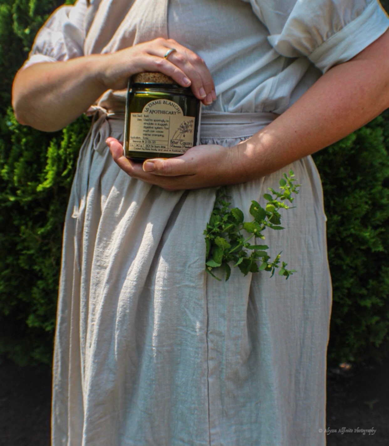 12 oz La Dame Blanche Apothecary: Bitter Cascara Candle