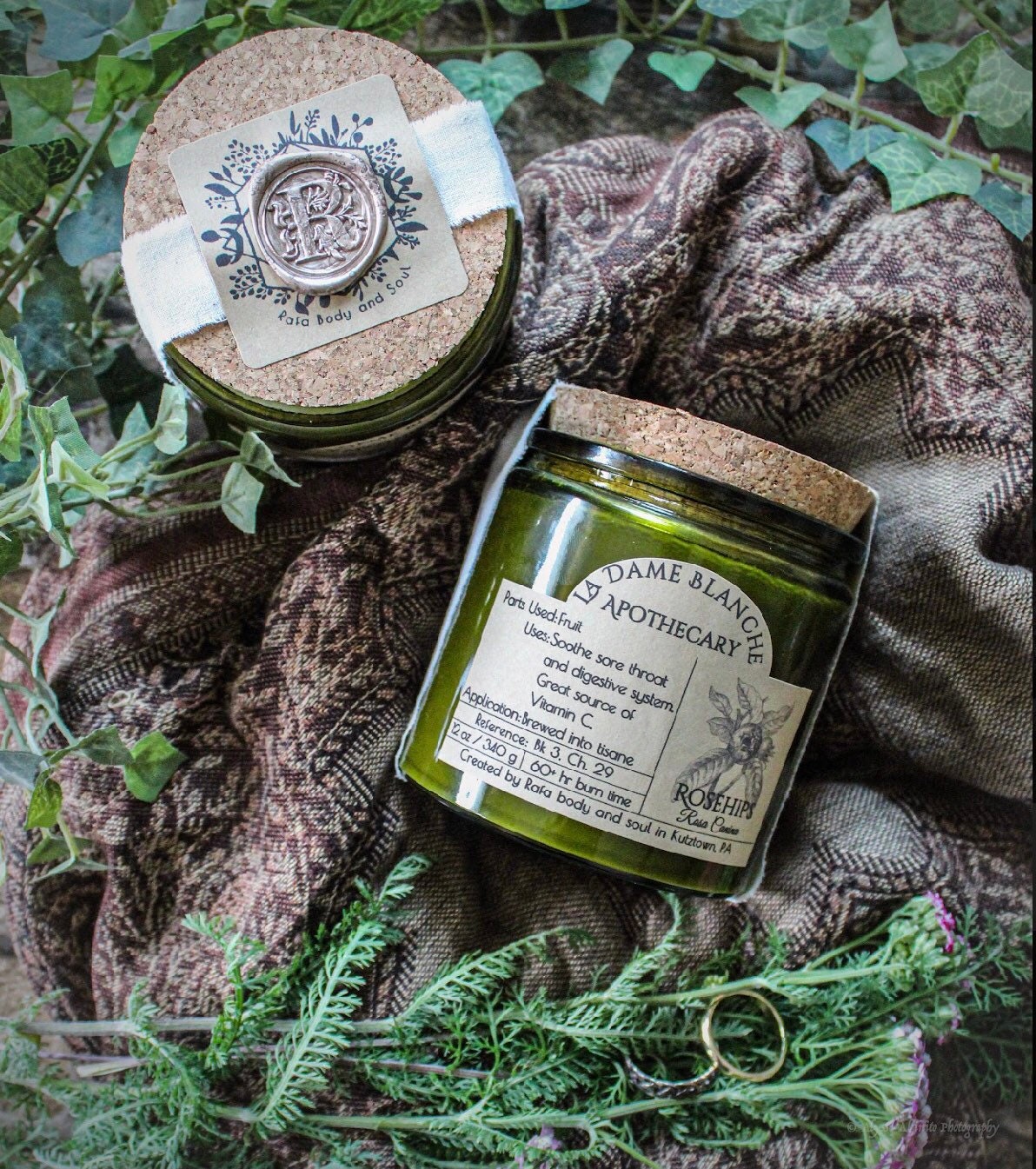 12 oz La Dame Blanche Apothecary: Rosehips Candle