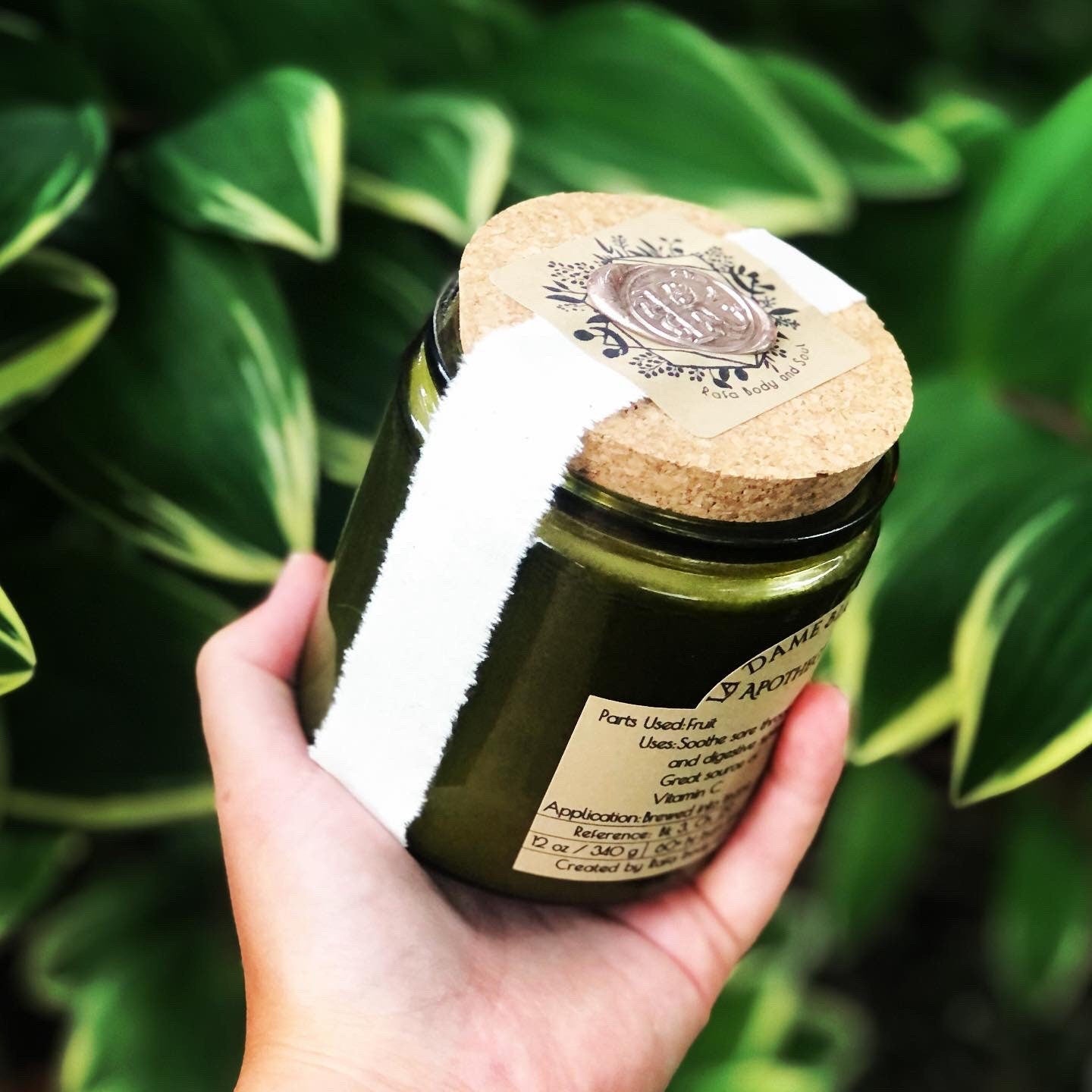 12 oz La Dame Blanche Apothecary: Rosehips Candle